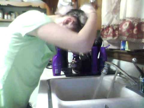 Washing De Hair In The Sink