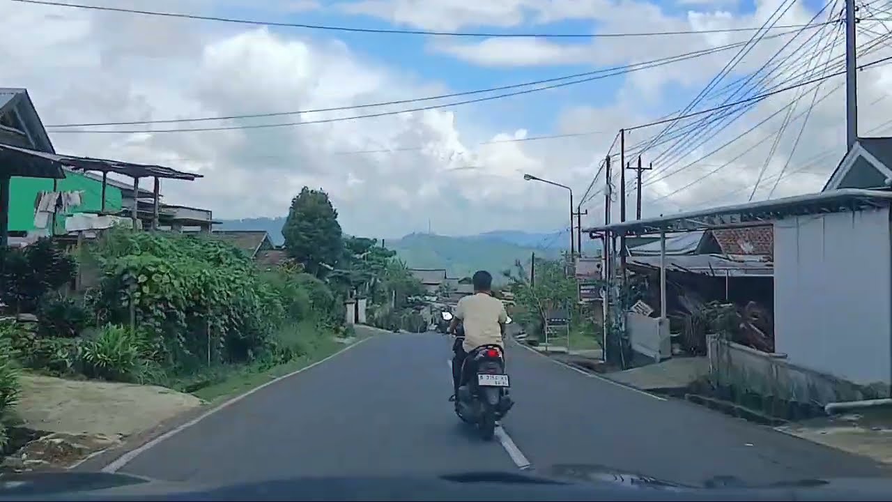 Дорога от рынка Пратин в Пурбалинге до Тлахаб Лора широкая и ровная.