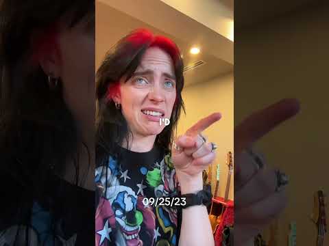 Billie Eilish performing with the crowd 🎤😲