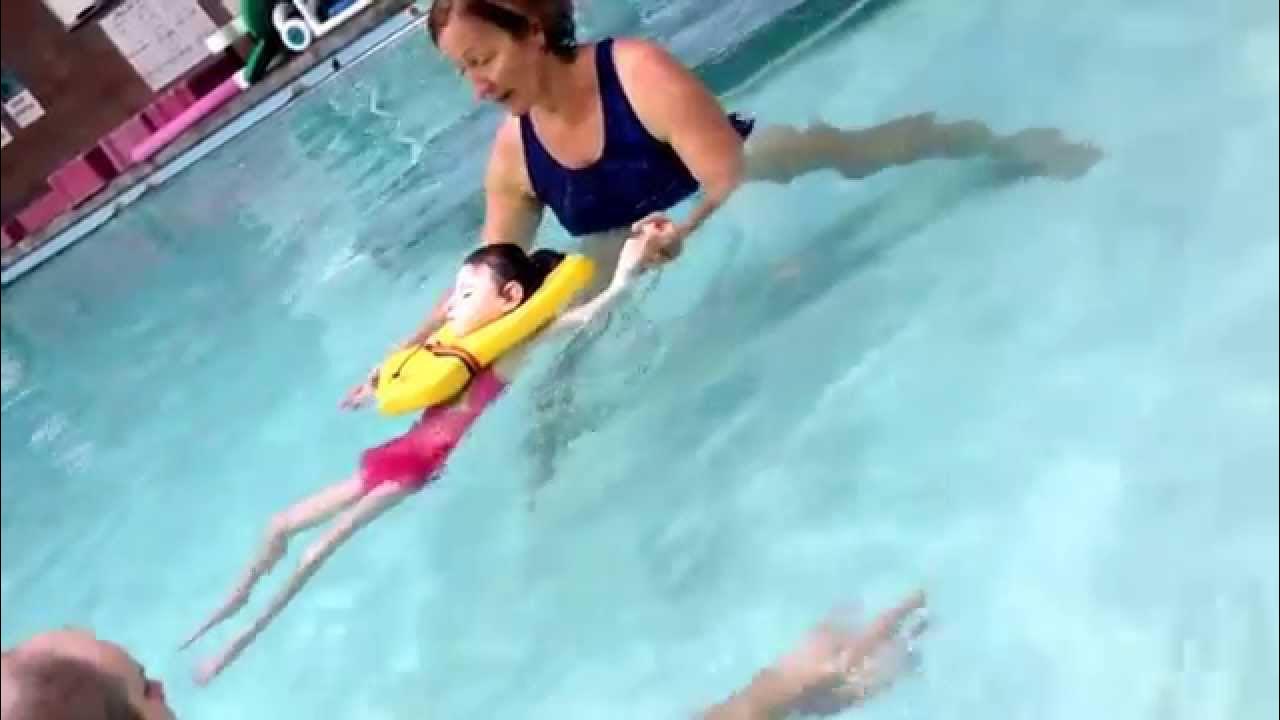 Layla physical therapy Arm exercises In pool with kids CP. 4yrs old