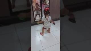 Bebê Mexe O Bumbum