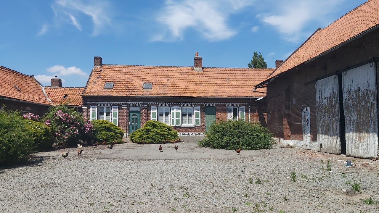 Urbex ! Dans une ancienne ferme, encore avec pas mal de machines agricoles ! 😲