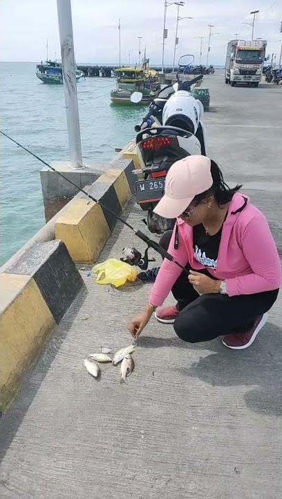 mancing ambyar di pinggir dermaga #shorts