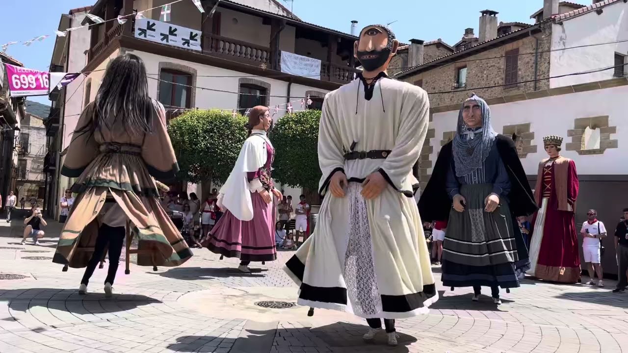 Gigantes de la Txantrea en la gigantada de Aoiz 2025