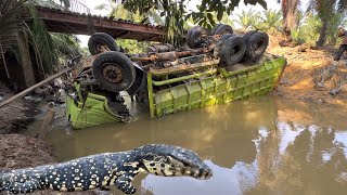 Dump Truck Setengah Bulan Masuk Sungai
