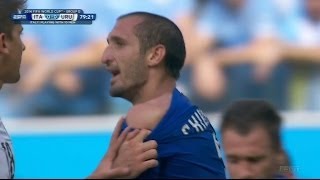 Uruguay's luis suarez got really close to italian player giorgio
chiellini and he went for it....he that bite! the immediately tried
...