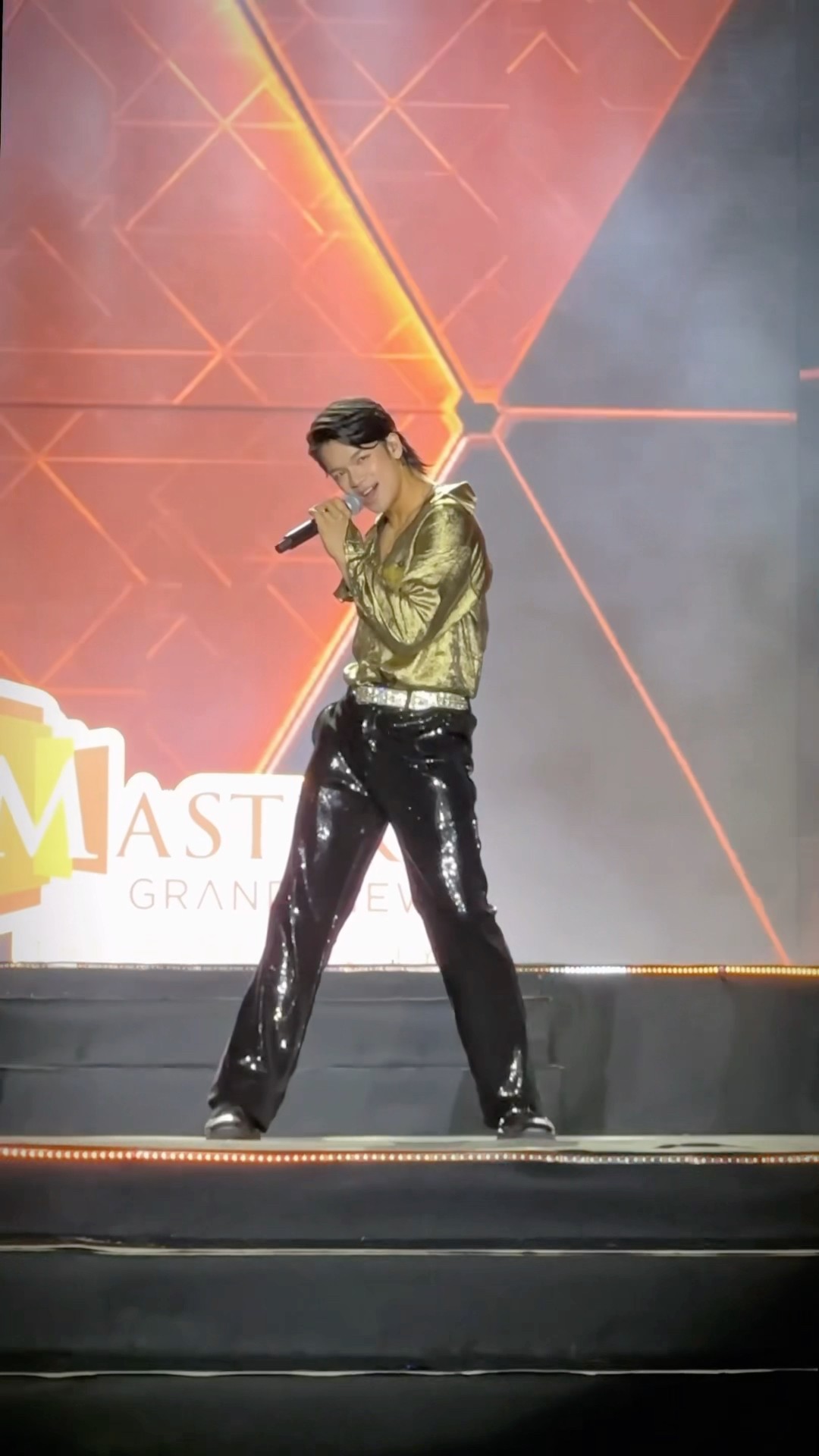 (S)TRONG và bộ outfit “phát sáng”  đốt cháy sân khấu “Thú Vị Hơn Vậy” #STRONG #STRONGTrongHieu #live