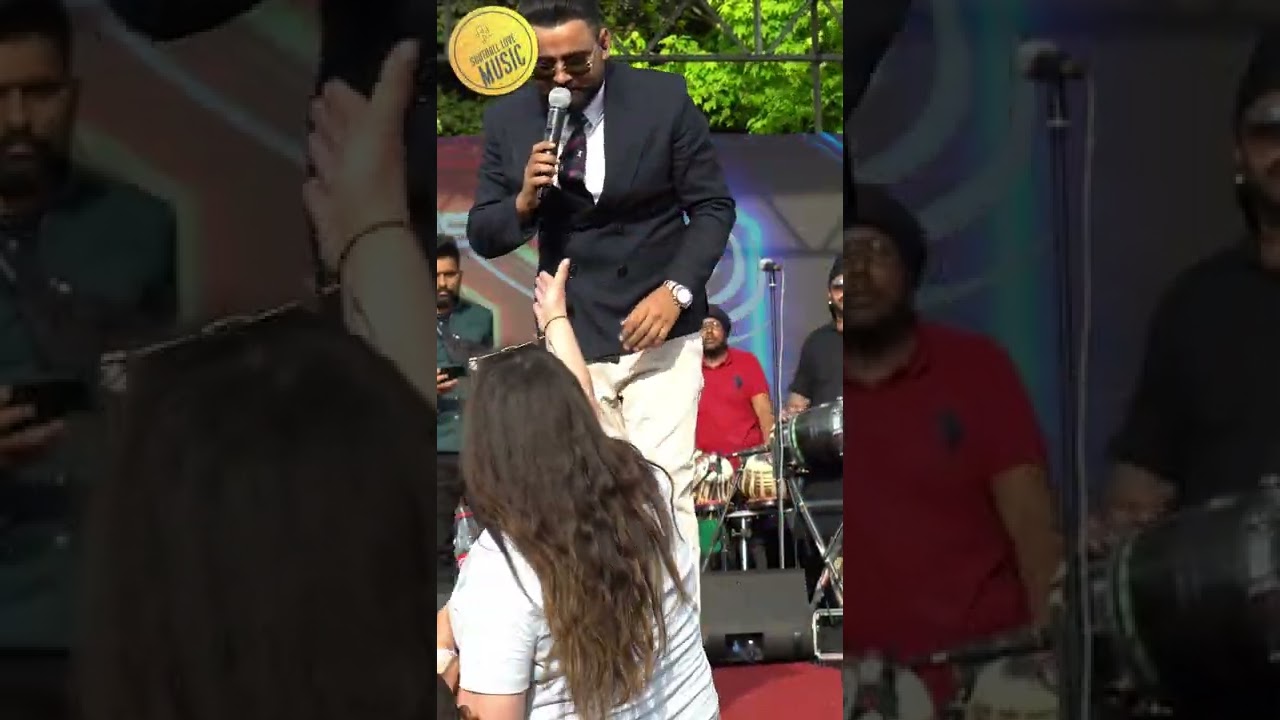 Παρακολούθηση AMRIT MAAN - GIRL ON STAGE στο YouTube Παρακολούθηση AMRIT MAAN - GIRL ON STAGE στο YouTube