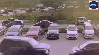 Автоледи попутала педали: момент огненного ДТП в Петербурге