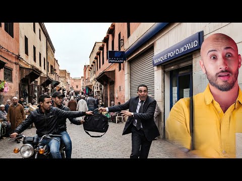 وسط زنقة شعبية غادي يشفرو الص اك ديال واحد خارج من البنك