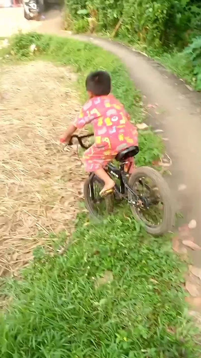 Naik sepeda nyebur ke sawah #shorts #foryou #viral