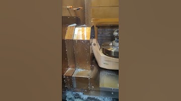 The 5-axis U400 has a larger travel and uses DDR dual direct drive rotary table from Taiwan HIWIN.