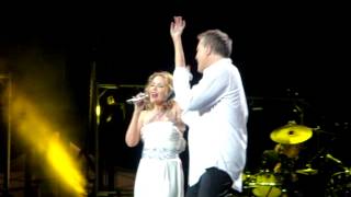 Kylie Minogue & Miguel Bose - Como un Lobo (Live Madrid)
