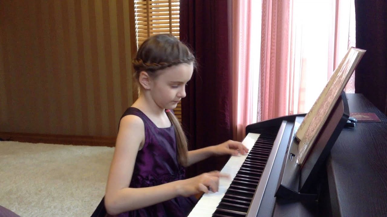 Ребенок играет на пианино. Первые шаги в игре на фортепиано.Занятие ...