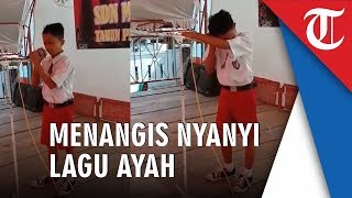 Video Bocah SD Menangis Bernyanyi Lagu Ayah di Perpisahan, Ibu Bocah Ikut Menangis dan Memeluknya