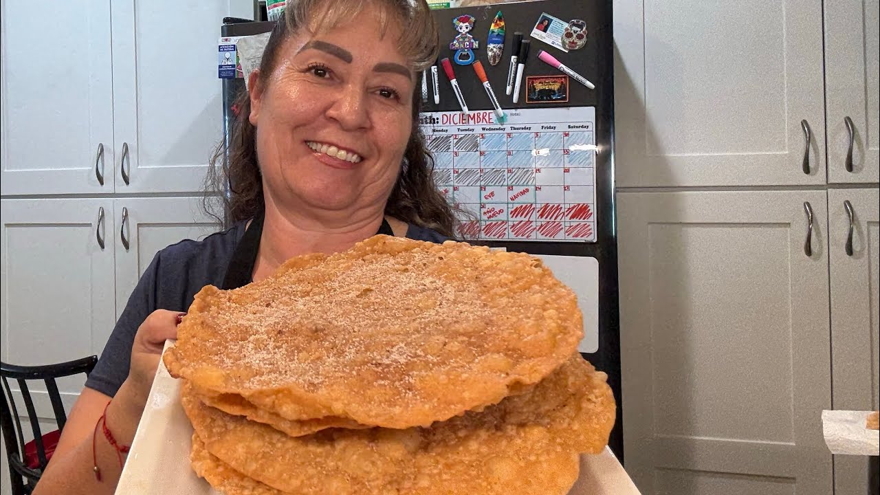 Haz esta receta para buñuelos bien crujientes y delgaditos .