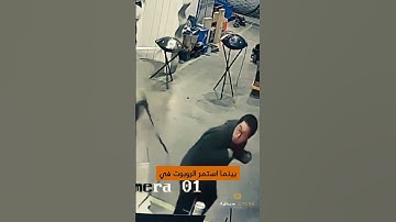 🚨 روبوت  يهاجم عمّال مصنع في الصين! لحظة مرعب #روبوت