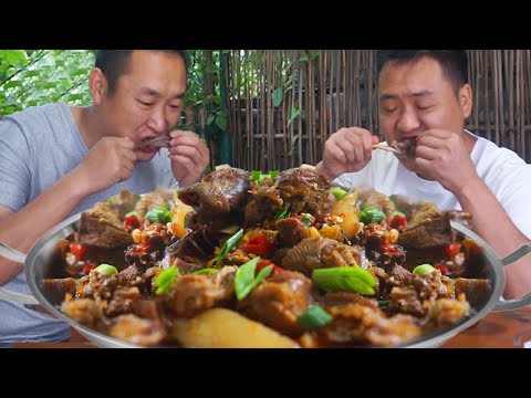大哥放牛老弟燉鵝,8斤多大鵝一整鍋,二兩酒下飯,兄弟倆吃爽了! 【鐵鍋視頻】