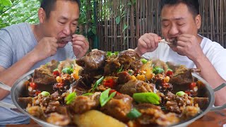 大哥放牛老弟燉鵝,8斤多大鵝一整鍋,二兩酒下飯,兄弟倆吃爽了! 【鐵鍋視頻】 大哥放牛老弟燉鵝,8斤多大鵝一整鍋,二兩酒下飯,兄弟倆吃爽了! 【鐵鍋視頻】