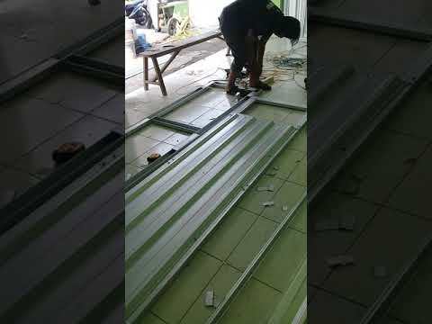 Video: Adakah saya melincirkan penggelek pada pintu garaj?