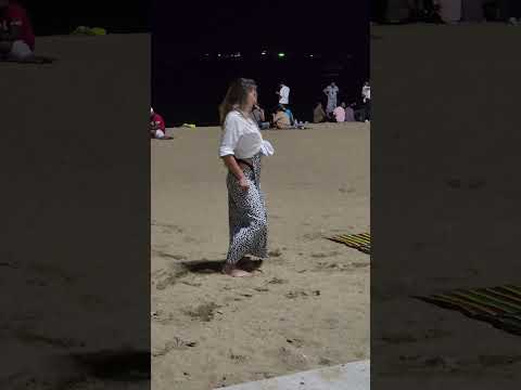 At night, white beauties danced excitedly on Pattaya Beach, attracting many streetwalkers to watch