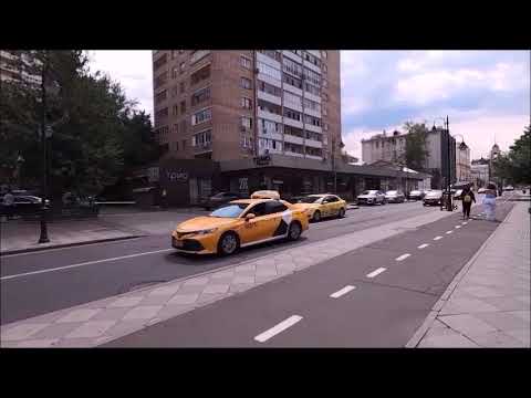 у метро "Третьяковская" (желтая)