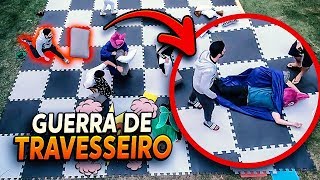 A MAIOR GUERRA DE TRAVESSEIROS DO MUNDO! XADREZ DA VIDA REAL  CHESS RUSH MODO TURBO