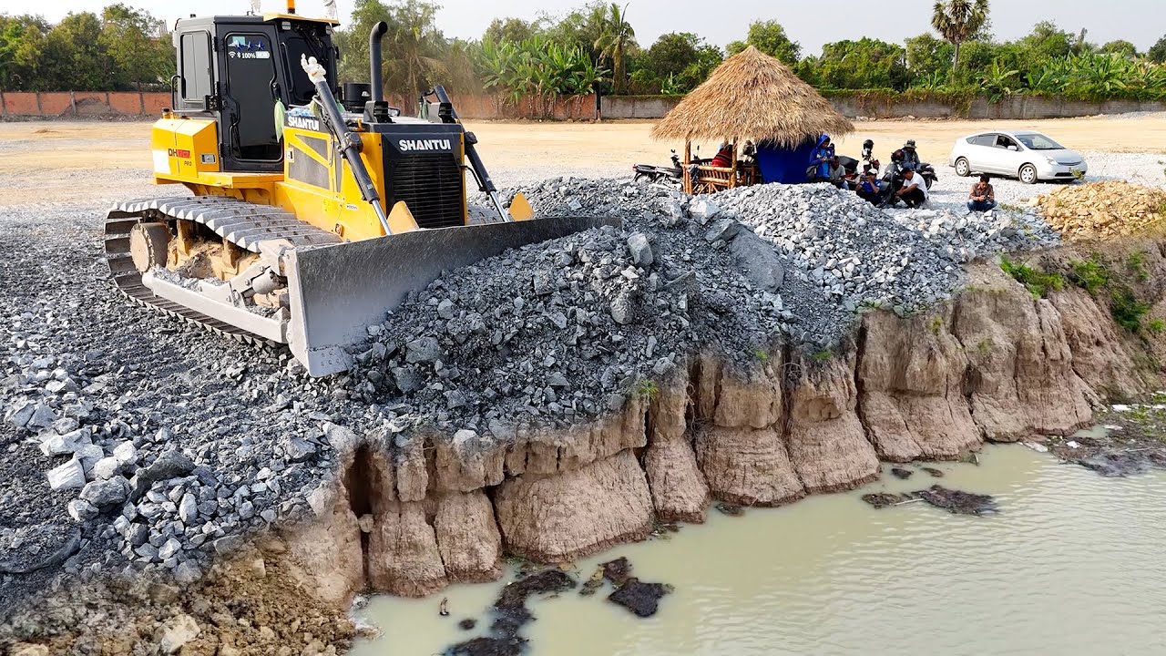 Group 25 ton Trucks and Bulldozer to Carry out High quality Activities such construction of landfill