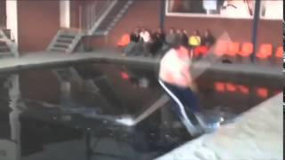 Прикольный прыжок с шестом через воду Прикольный прыжок с шестом через воду