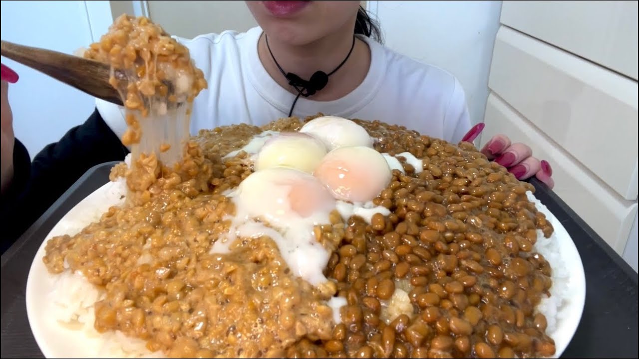【ASMR，咀嚼音】Natto Rice with Soft Boiled Egg！温泉たまご入り納豆ご飯！