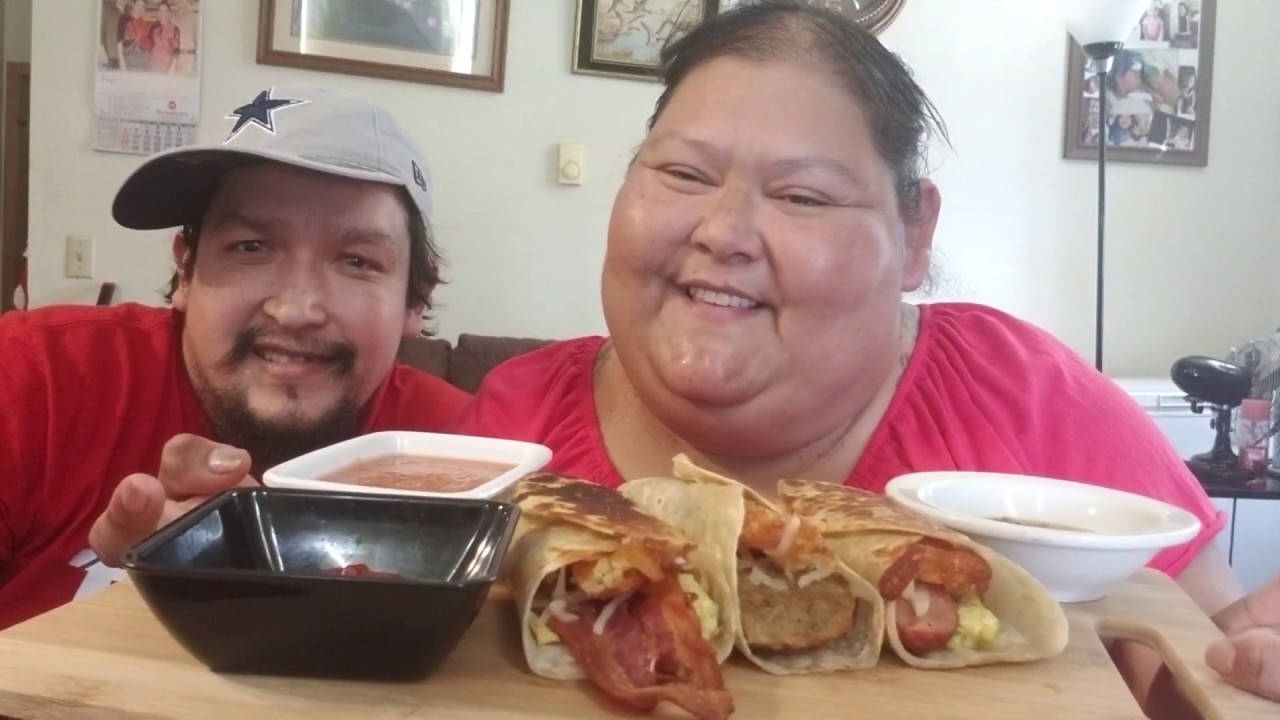 Hablando espeñol/comiendo 3 differentes breakfast burritos/dando saludos