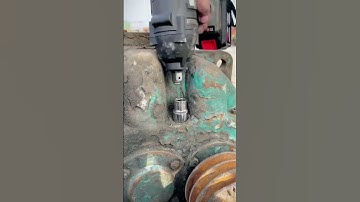 How to loosen or fasten a bolt in a limited space?