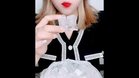 ICE EATING SOUND#asmr #crunchy #satisfying #crispy