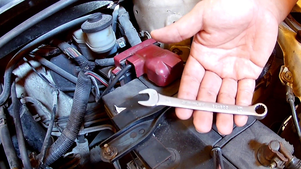 Cómo desconectar la batería del coche de forma segura