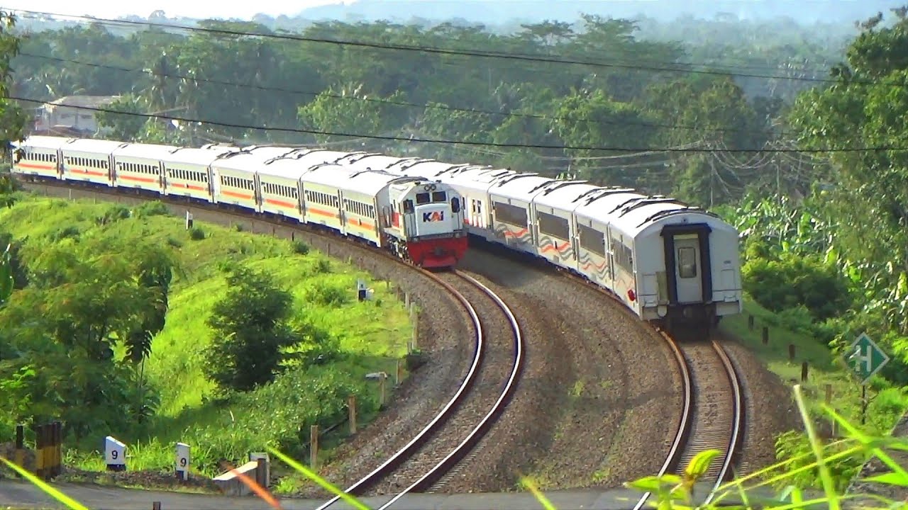 15 MOMEN KERETA API NGEBUT SALING BERPAPASAN DI JALUR GANDA EDISI AWAL TAHUN 2024 🎉🎊