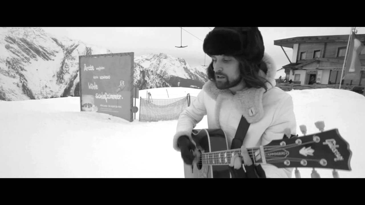 カサビアンのセルジオ ピッツォーノ 雪山で演じたアコースティック セッションの映像を公開 Amass