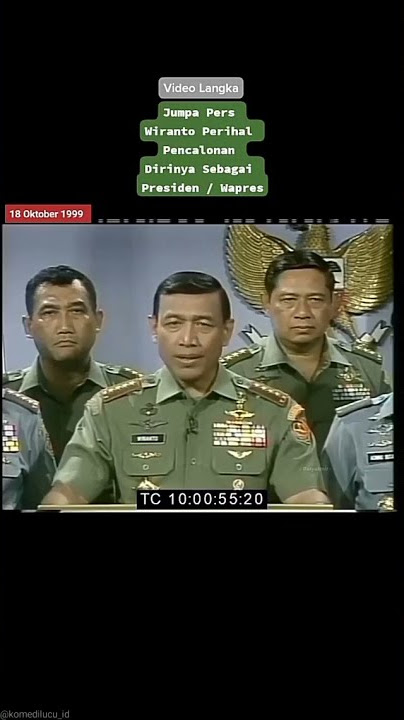 konfrensi pers bapak wiranto saat menjadi panglima TNI didampingi SBY muda dibelakangnya..