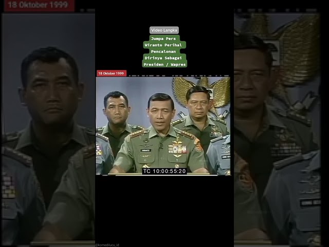 konfrensi pers bapak wiranto saat menjadi panglima TNI didampingi SBY muda dibelakangnya.. class=