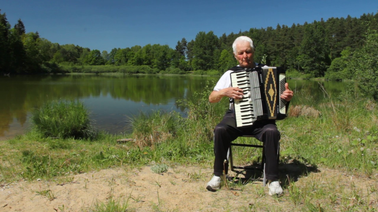 Jan Bułczyński gra na akordeonie