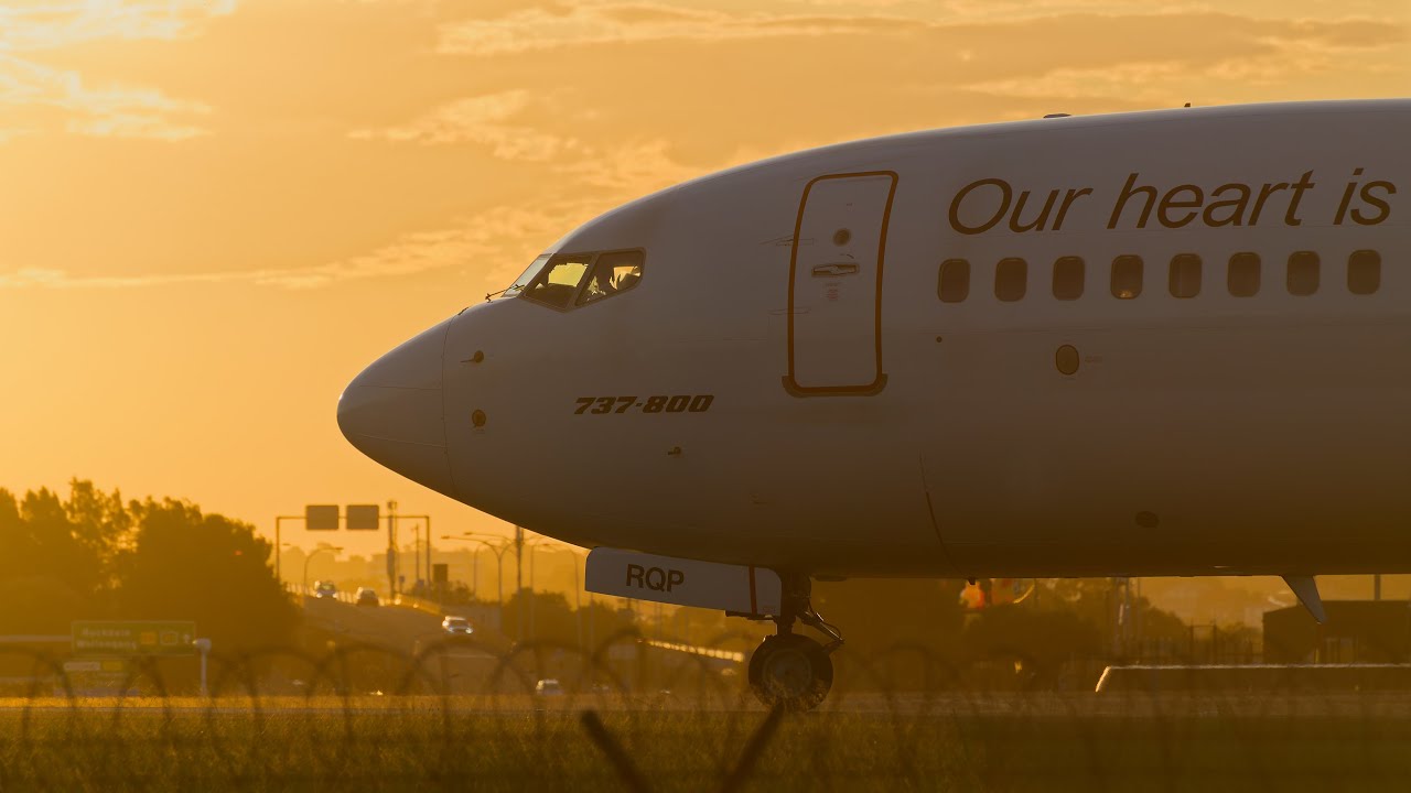 Plane spotting at Shep's Mound During Sunset