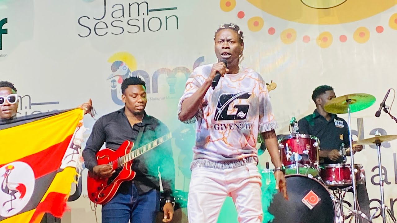 Clever J katte akaabye abantu nga ayimba byayiseemu Bambi 