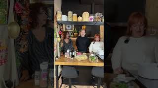 Φτιάχνοντας Μακαρόνια με κιμά