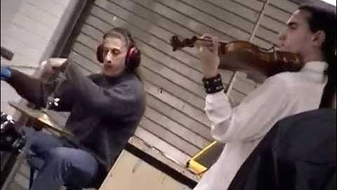 Michael Shulman play acoustic violin in subway-------new york videodyssey(364)