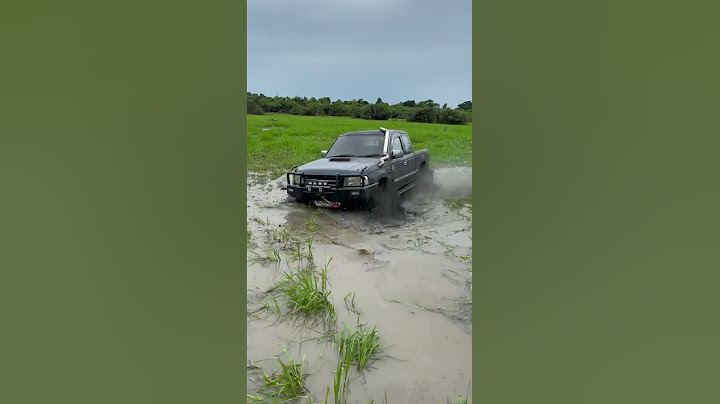 detik detik Toyota Hilux 4x4 offroad di sawah.mobil mahal buat bajak sawah.