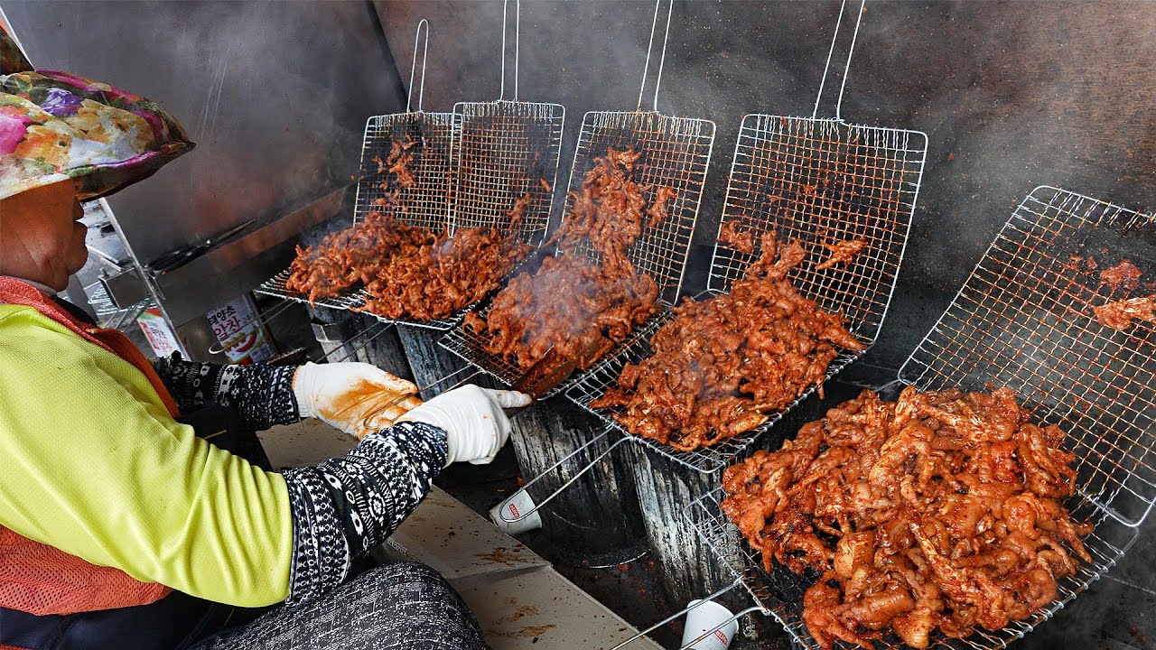 ⁣연탄 닭발로 시장을 뒤집었다? 화덕만 9개! 하루 수백명씩 찾는 시장 닭발, 돼지구이┃charcoal-grilled chicken feet / Korean street food