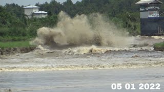 ada ombak besar di sungai, yang tidak semua sungai ada ombak besar seperti sungai ini