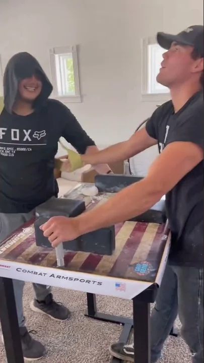 Jesse Hallock vs. Michael Brugger - Dont Sniff Sme...