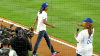 Mo'ne Davis Throws PERFECT First Pitch @Dodgers 9214