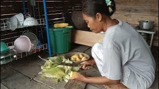 Download lagu Boiled Corn from the Garden of the Asian Survivor & Cooked for the Wani Rantau Family Dinner