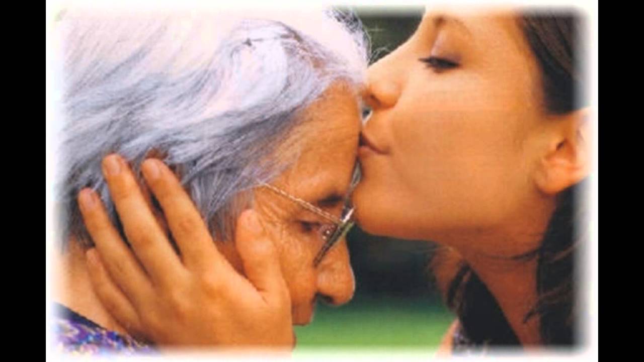 Мама поцелую морщинки. Любовь матери. Почитание матери. Материнская забота. Люблю бабушку.
